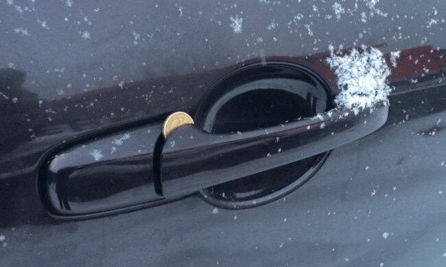 moneta w drzwiach samochodu, screen Google