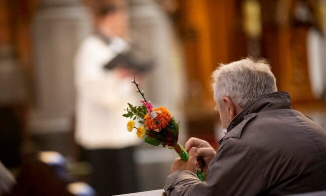 Ksiądz odprawił mszę na 60 osób, źródło: Wyborcza