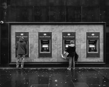 Złodzieje obserwują klientów bankomatów. Metoda "na kolec" może pozbawić ich pieniędzy w kilka sekund