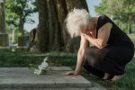 Córka wyrzuciła ubrania po moim mężu, żebym mogła „zacząć od nowa”. W jednej z kieszeni czekał list, którego nigdy nie przeczytałam