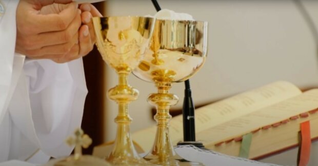 Parafianie przyjmowali komunię z rąk zakażonych księży (Youtube)