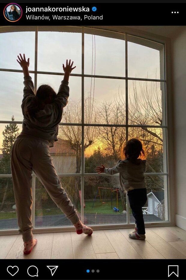 Aktorka pozuje z córką przy ogromnych oknach w salonie (Instagram)