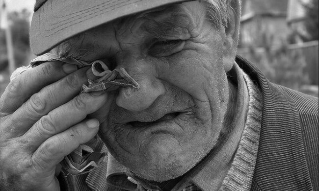 Starzec rozpłakał się, wysiadł z samochodu, ukłonił się i powiedział: „Dziękuję, synu”. I poszedł do swojego starego domu, wycierając łzy ręką