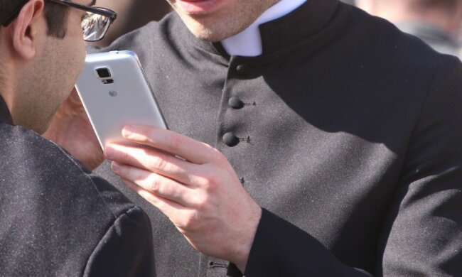 Ksiądz/screen Youtube