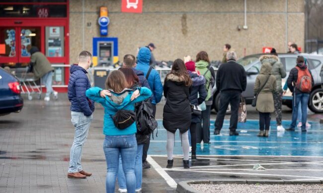 Kolejki przed sklepami spożywczymi są ogromne. Źródło: forsal.pl