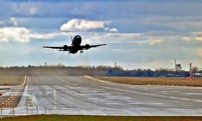 Koniec Ryanaira w Polsce? Wystartowała nowa linia lotnicza – „latająca pszczółka”!