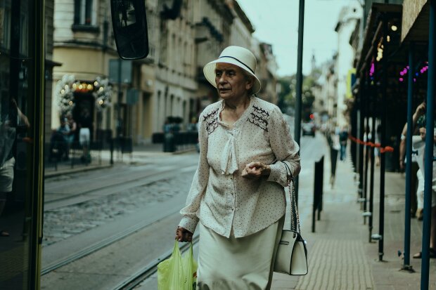 Z życia wzięte. "Córka zabrała mnie do siebie tylko na chwilę": Minęły lata, a ja wciąż nie wróciłam do domu