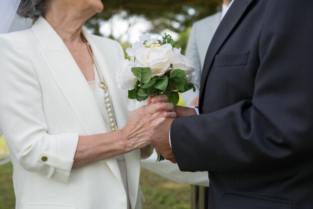 Z życia wzięte. "Mam 55 lat i wychodzę za mąż": Rodzina uznała, że na miłość jestem już za stara
