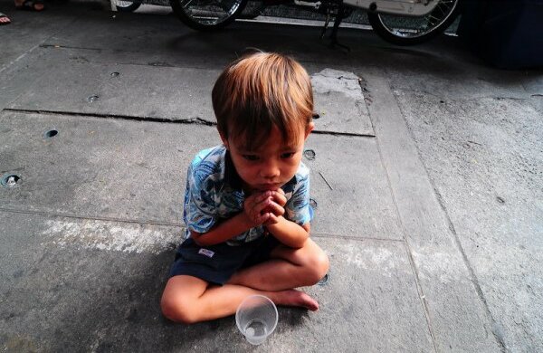 Obsługa sklepu zaopiekowała się zmarzniętym 12-letnim chłopcem. Następnego dnia wrócił, by podziękować