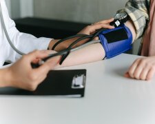 Takie ciśnienie może być alarmem. Przy tych objawach nie wolno czekać