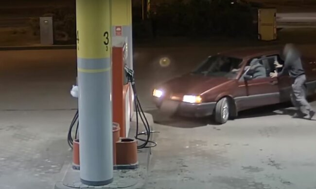 To nagranie robi furorę w sieci. Dwóch mężczyzn nieudolnie próbowało okraść stację benzynową