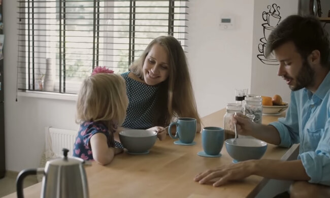 Mama z dzieckiem. Źródło: youtube.com