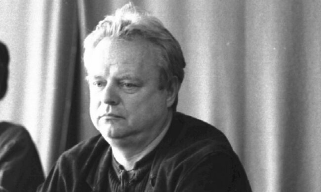 Stanisław Bareja odszedł już dawno, ale pamięć po nim trwa nadal. Miejsce jego spoczynku jest niebywałe