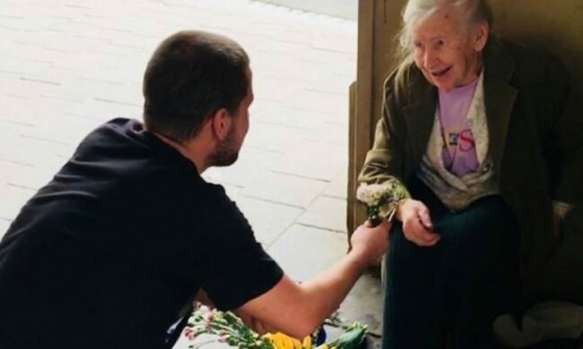 Mężczyzna zwrócił uwagę na staruszkę sprzedającą kwiaty, źródło: Lelum.pl
