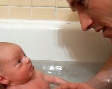 Ten mężczyzna to tata na medal. Filmik z pierwszej kąpieli noworodka jest przeuroczy