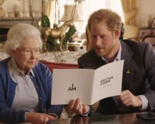 Książę Harry, Elżbieta II. Źródło: Youtube BBC News