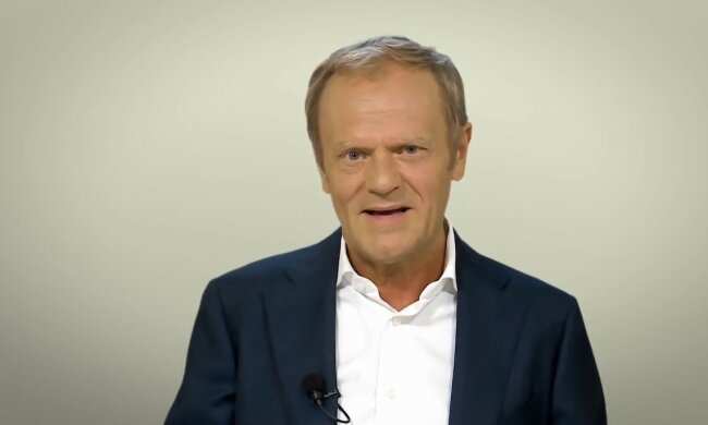 Były premier Donald Tusk pojawił się w lokalu wyborczym. Towarzyszyły mu najważniejsze kobiety w jego życiu