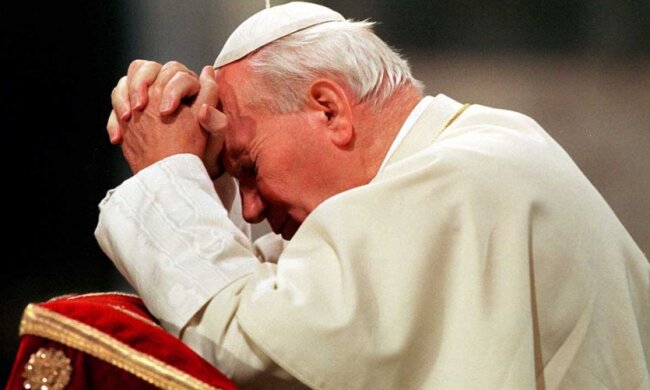 Relikwie Jana Pawła II pojawiły się w wielu parafiach. Kościoły walczą o nie, jak o "gadżety", które przyciągną wiernych