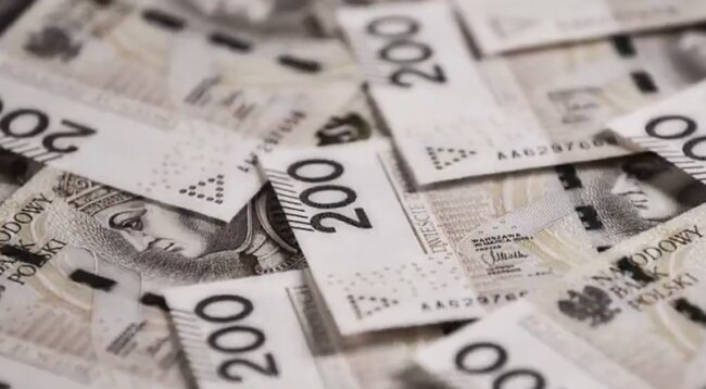 Kiedy kasjer zobaczył banknot podany przez klientkę od razu zawiadomił służby. Dlaczego