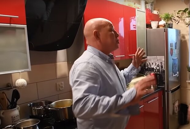 Krzysztof Jackowski w kuchni swojego mieszkania/YouTube @Super Express