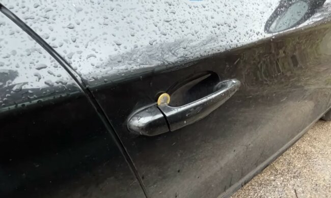 moneta w drzwiach samochodu, screen Youtube @SprytneTrikipl