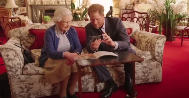 Królowa Elżbieta II i książę Harry / YouTube:   The List