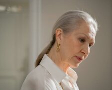 "Usiadłam przy stoliku w salonie paznokci, żeby poczuć się choć trochę piękna": Zamiast komplementu usłyszałam szept: "Po co tej starej ładne dłonie"