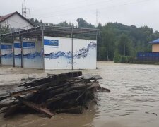 Oberwanie chmury nawiedziło południe Polski. Mieszkańcy powiatu myślenickiego szacują straty, jakie spowodowała powódź. Są nagrania i zdjęcia