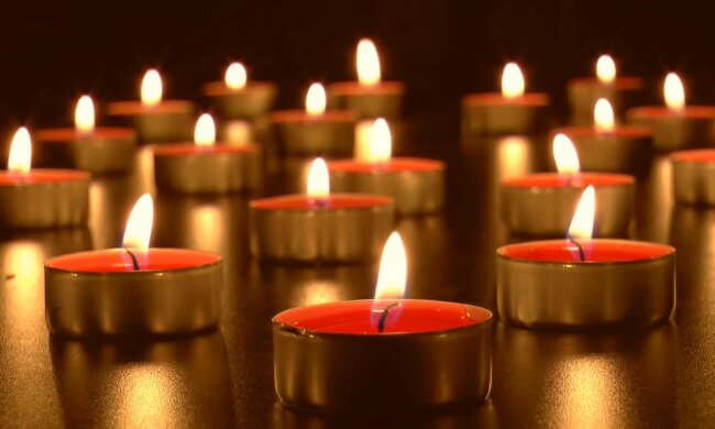 Płonące świece/YouTube @ Virtual Fireplace