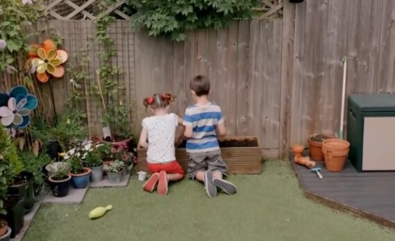 Zabawa w ogrodzie. Źródło: Youtube
