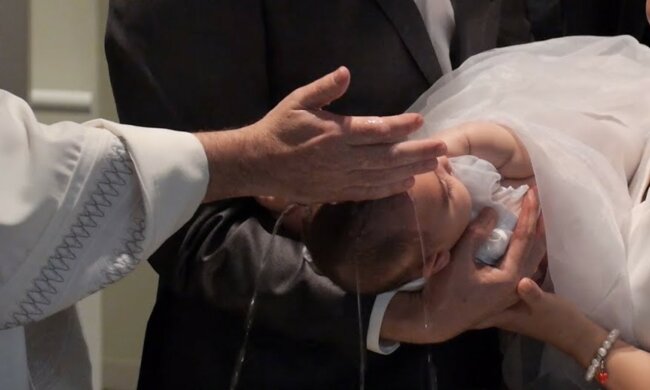 Chrzest/Youtube @Archdiocese of Brisbane