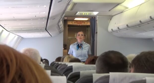 Pasażer znanych linii lotniczych znalazł w zamówionym na pokładzie jedzeniu coś obrzydliwego. Na samą myśl robi się niedobrze