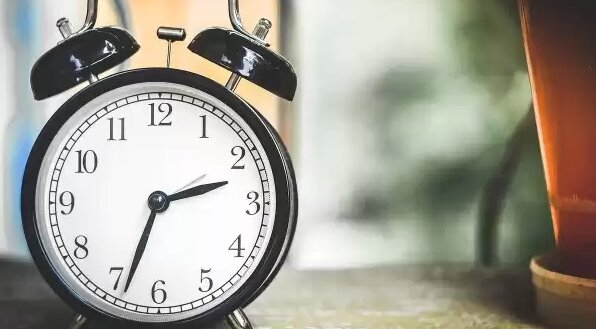 Zmiana czasu. Źródło: expressbydgoski.pl