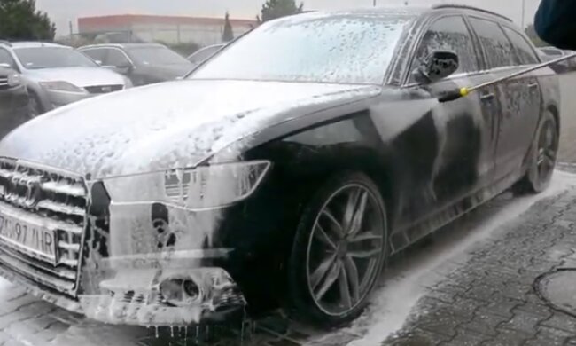 Czy można dostać mandat za umycie samochodu? Źródło: Youtube