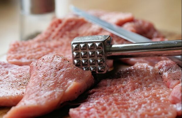 Praktycznie nikt o tym nie wie, ale tłuczek do mięsa ma dwustronne zastosowanie. Do czego można użyć płaskiej strony? Wiele osób popełnia błąd