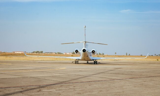 Groźny incydent na Bemowie. Samolot wypadł z pasa startowego