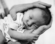 "Moja 19-letnia wnuczka zostawiła pod moimi drzwiami miesięczną córeczkę": To ja ją wychowywałam i dziś wiem, że popełniłam ogromny błąd