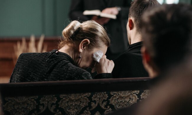 Z życia wzięte. Teściowa została wdową, ale zamiast czerni wybrała czerwone szpilki. Dopiero później zrozumiałam, co oznaczał ten kolor