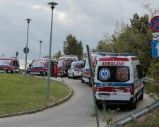 Karetki przed szpitalami/ https://autokult.pl/