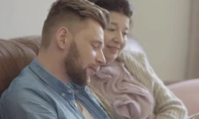 Matka i syn/YouTube @Ploteczki