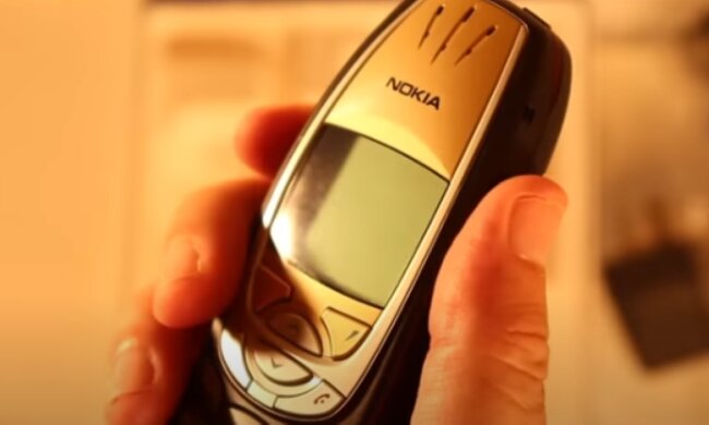 Stary telefon komórkowy/YouTube @Michał Pisarski TECH