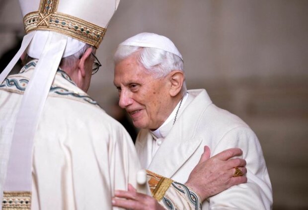 Benedykt XVI jest odizolowany od świata. Źródło: dorzeczy.pl