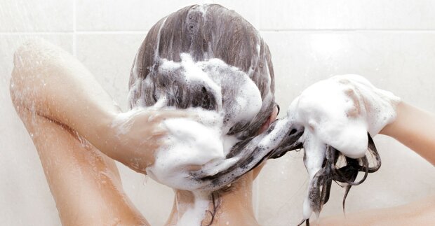 Soda oczyszczona dodana do szamponu do włosów daje zaskakujące efekty. Niesamowite działanie na włosy