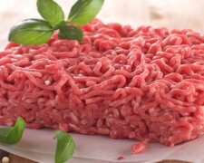Mięso mielone kupowane na wagę może mieć negatywny wpływ na zdrowie. Dlaczego warto go unikać