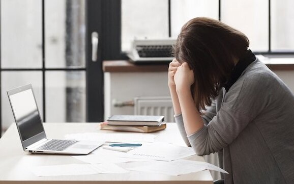 Oszuści podszywają się pod popularny polski bank. Wielu Polaków może stracić oszczędności życia