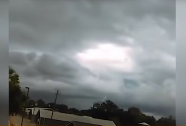 Naoczny świadek sfilmował „Boga” chodzącego w chmurach. Internauci nie mają wątpliwości, wiedzą, co zobaczyli