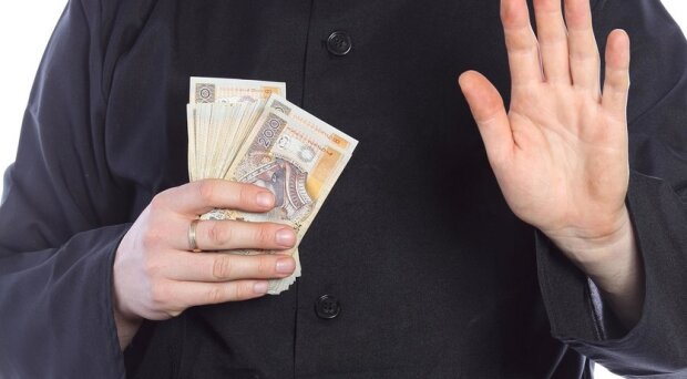 Ile naprawdę zarabiają księża w Polsce? Podano oficjalne dane!