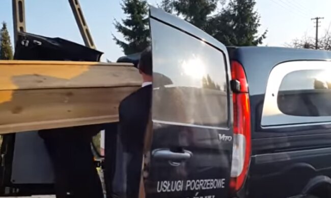 Karawan, trumna/YouTube @Cezary Mroz