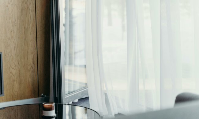 Wsyp to do pralki, a firanki odzyskają śnieżną biel. Domowy sposób, który działa lepiej niż wybielacz