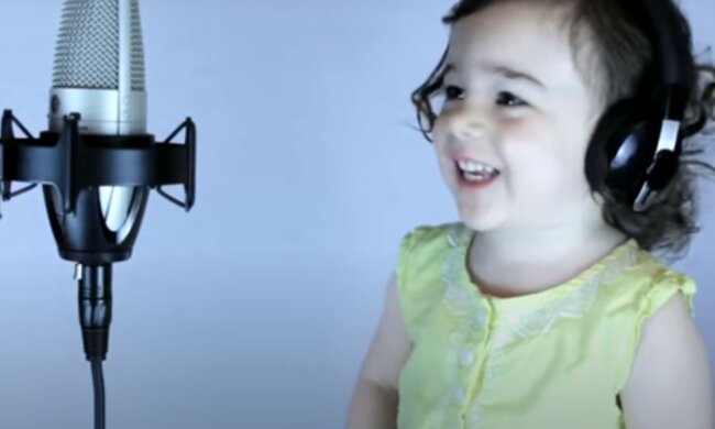 Ojciec i córka wykonujący hit z lat 80. Bardzo wzruszające wideo